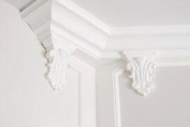 Почему гипсовая лепнина снова в моде: как выбрать, установить и сохранить украшение интерьера